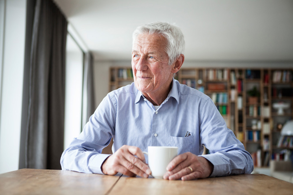 634474219 Senior, nachdenklich, Muenchen, Bayern, Deutschland