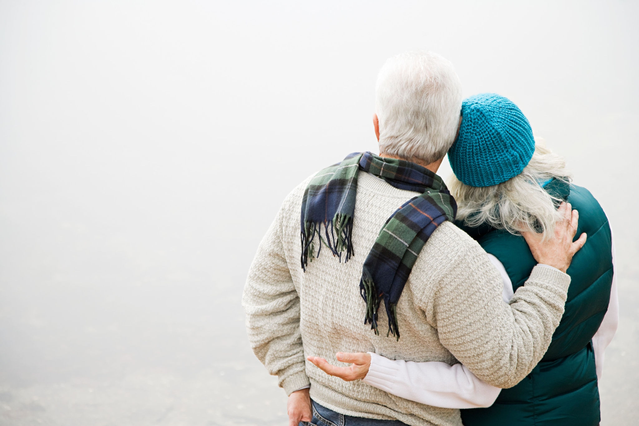 Pareja de ancianos mirando al horizonte